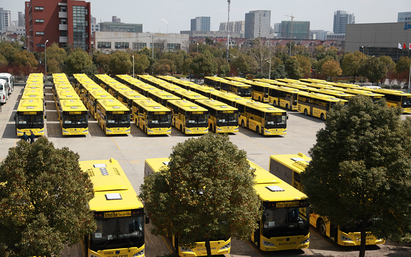 2015年，120臺(tái)SLK6109校車(chē)在申龍工廠整裝待發(fā)沙特市場(chǎng)。